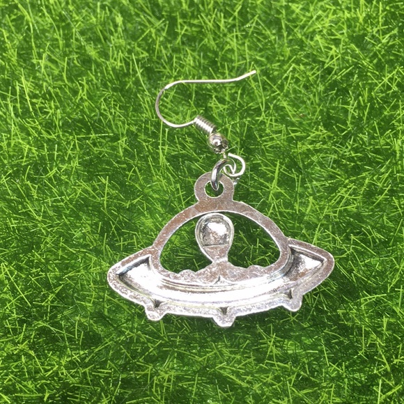 Alien Earrings - Picture 5 of 8
